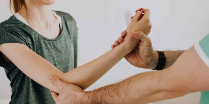 Fourmillements dans le bras droit : causes et signes d’alerte-Étape Santé Nantes
